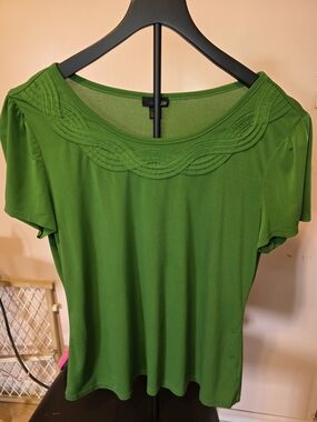 East 5th Bright Green Scoop Neck Short Sleeve Top with Braided Trim